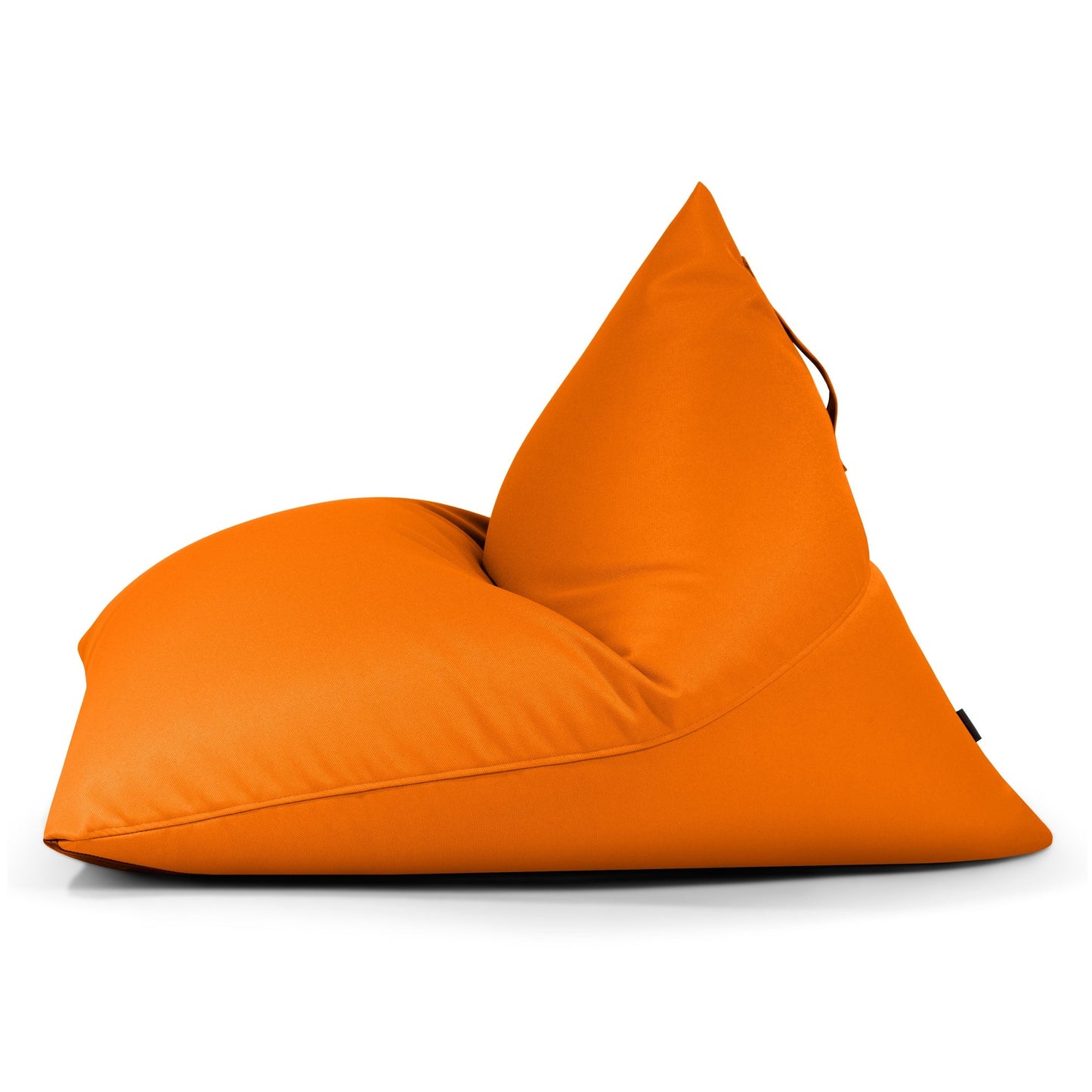 Puff bean bag triangular naranja RAZZ PROFUSE para jóvenes, de tejido ignífugo extrasuave (110×130×90 cm), con respaldo inclinado, mostrado de lado sobre fondo blanco. Ideal para dormitorios modernos o terrazas.