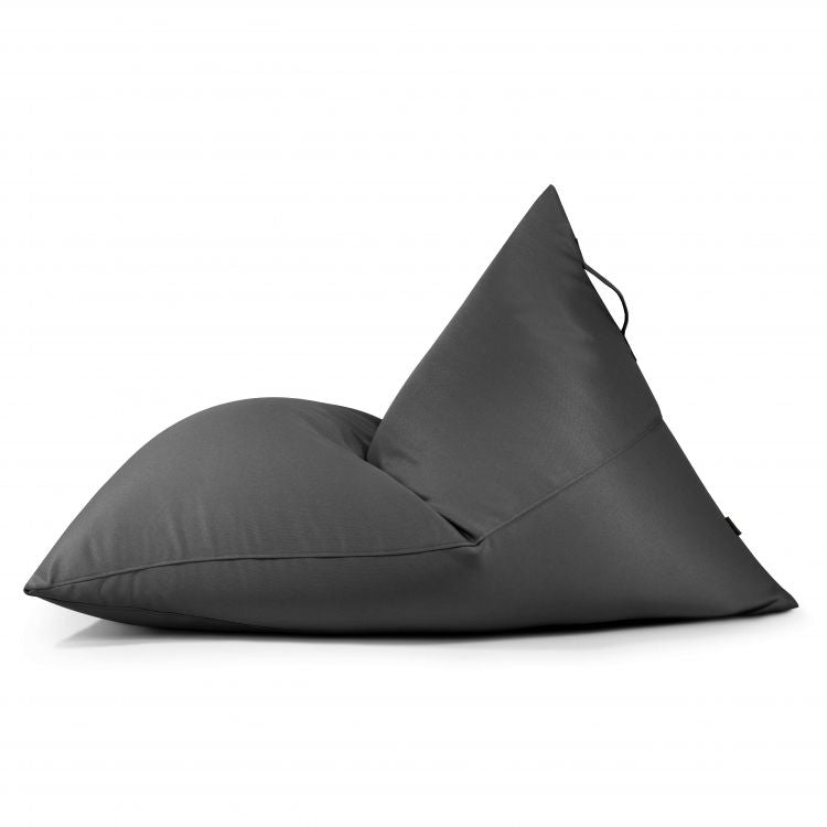 El puff RAZZMATAZZ PROFUSE bean bag grande de tejido ignífugo (155×120×95 cm) presenta un diseño ergonómico triangular de color gris oscuro con un asa, perfecto para salón, dormitorio o terraza cubierta, mostrado sobre un fondo blanco.