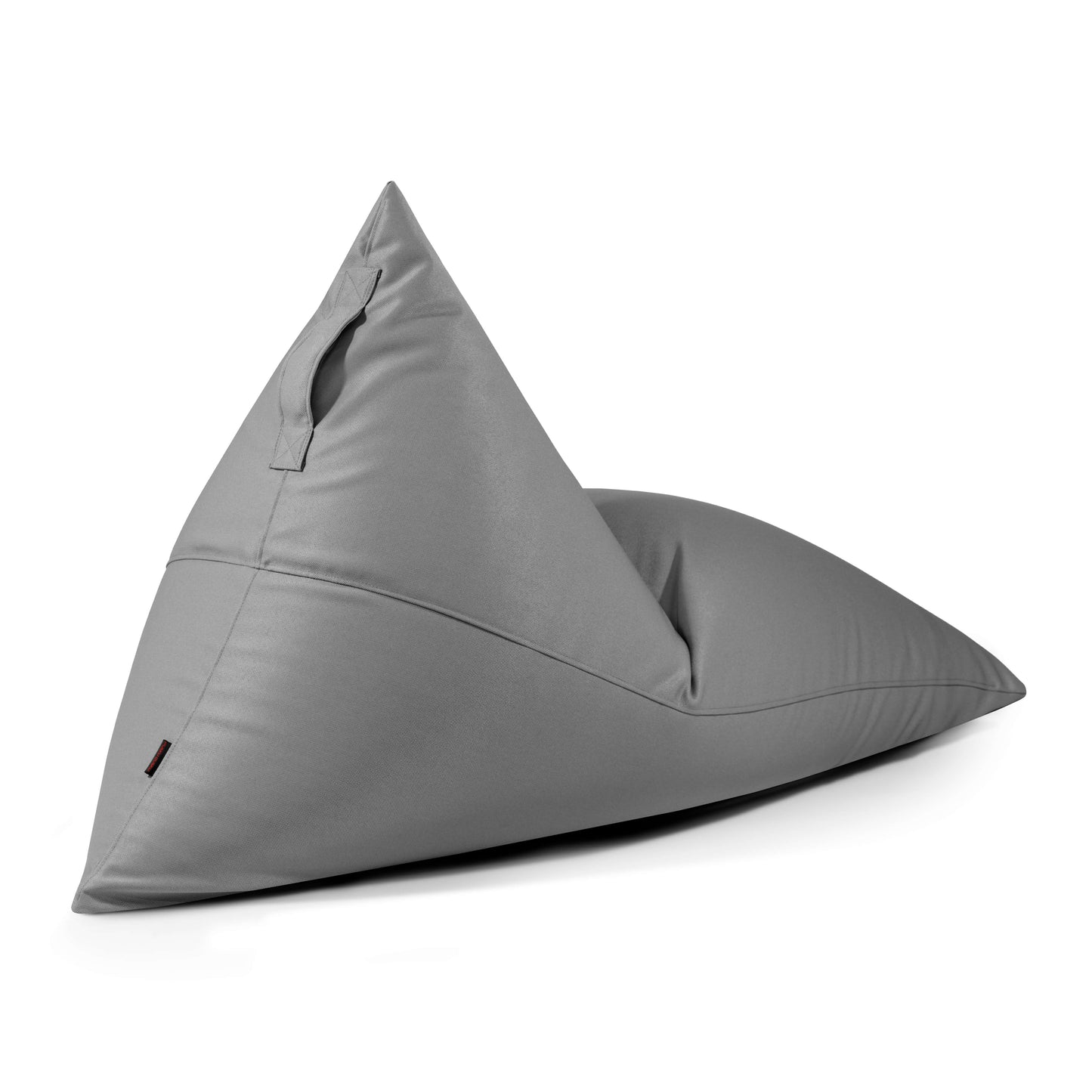 El puff RAZZMATAZZ PROFUSE bean bag grande, de tela ignífuga (155×120×95 cm), tiene una forma triangular gris con un asa en un lado, perfecta para salones modernos, dormitorios o terrazas cubiertas.