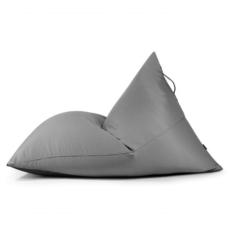 Una vista lateral muestra el Bean bag puff grande de tejido ignífugo 155×120×95 cm - RAZZMATAZZ PROFUSE, un mueble funcional y moderno para salón, dormitorio o terraza cubierta, en color gris sobre fondo blanco.