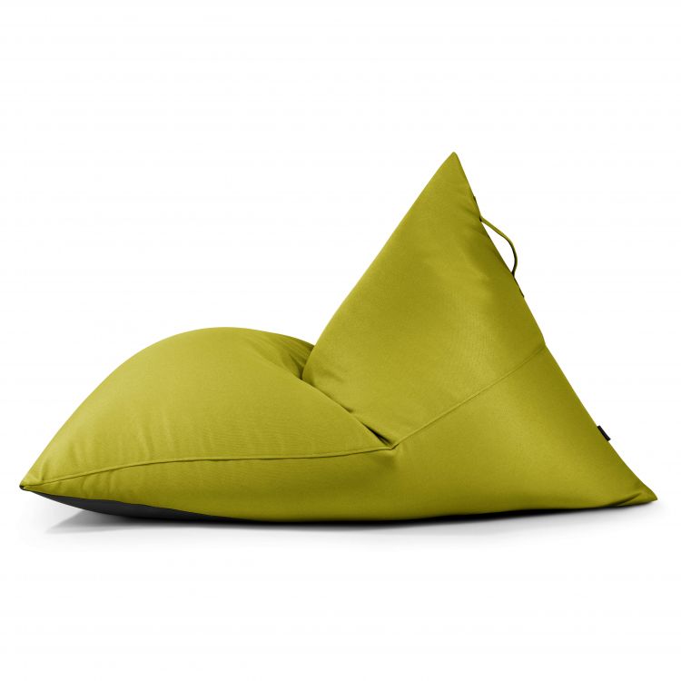 El RAZZMATAZZ PROFUSE bean bag puff grande de tejido ignífugo (155×120×95 cm) de color verde, con forma flexible y desgarbada y asa superior, se muestra sobre un fondo blanco, ideal para salón, dormitorio o terraza cubierta.