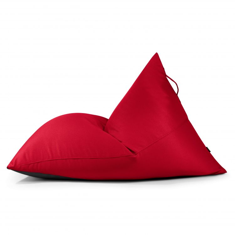 El puff RAZZMATAZZ PROFUSE bean bag grande (155×120×95 cm), hecho de tejido ignífugo, es moderno y funcional, ideal para salón, dormitorio o terraza cubierta. Se muestra en rojo con asa, forma triangular sobre fondo blanco.