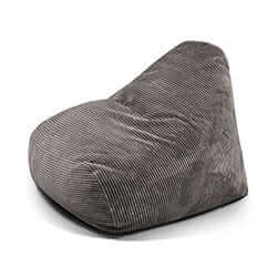 El Puff grande de foam y terciopelo acanalado SNUG 100 WAVES (110×100×74 cm) para salón o dormitorio, con respaldo inclinado y asiento ergonómico, aparece en un fondo blanco.
