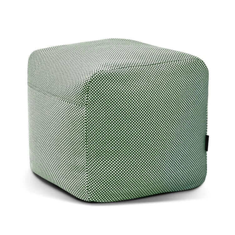 El Pouf Plus 50 Capri - uso exteriores es un puf en forma de cubo a cuadros verdes y blancos con bordes redondeados, ideal para cualquier espacio. Se muestra sobre un fondo blanco liso.