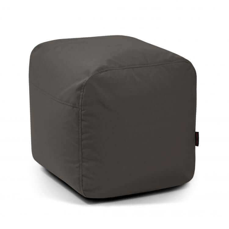 El Pouf Plus 50 Colorin, una otomana cúbica de color gris oscuro para exteriores, ofrece un cómodo asiento y un elegante acento sobre un fondo blanco.
