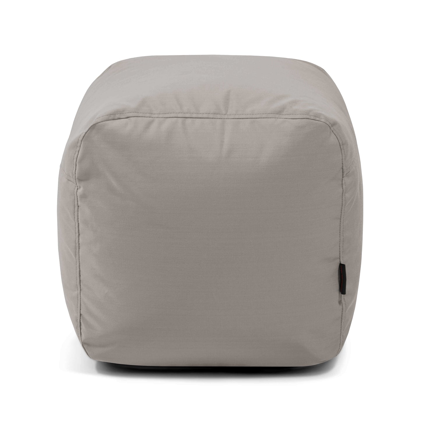El Pouf Plus 50 Colorin - uso exterior es un puf gris claro, revestido de tela con costuras visibles, que se muestra sobre un fondo blanco, proporcionando un asiento cómodo y estilo moderno para cualquier espacio exterior.