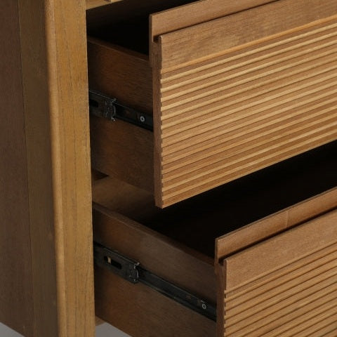 Primer plano de la Cómoda de madera DM estriada Copenhague, con dos cajones parcialmente abiertos, frentes ranurados y rieles deslizantes de metal, ideal para soluciones de almacenamiento modernas.