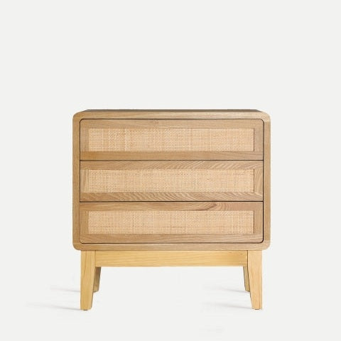 La cómoda en madera de abeto DOAZIT, con tres cajones y paneles de ratán tejido, aporta diseño contemporáneo a cualquier espacio gracias a sus patas rectas y líneas limpias inspiradas en el mobiliario nórdico.