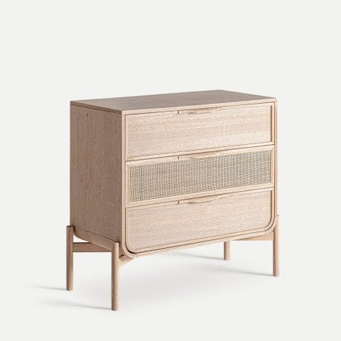 Cómoda en madera de fresno con ratán Weurtz, de diseño elegante y moderno, con tres cajones y panel central en tejido de ratán. Ofrece almacenamiento práctico para cualquier espacio, manteniendo líneas simples.
