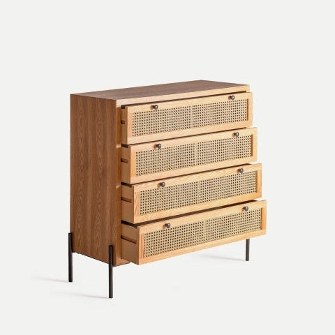 La cómoda en madera DM y ratán Zetel tiene cuatro cajones de ratán, pomos redondos y patas metálicas negras.