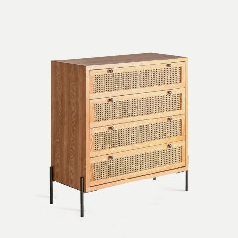 La cómoda en madera DM y ratán Zetel, color marrón, tiene cuatro cajones con frentes de ratán tejido y patas de metal negro, presentación sobre un fondo claro y sencillo.