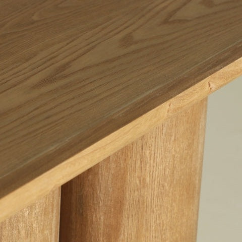 Vista de cerca de la esquina de la Consola en madera DM Hoek, que muestra una superficie lisa y una textura de veta de madera visible que resalta su funcionalidad y estilo.