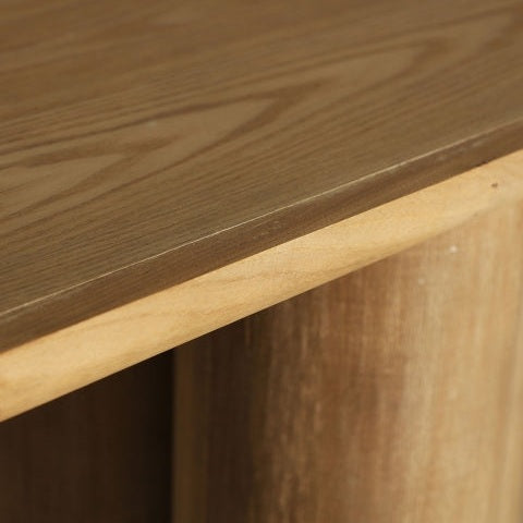 Primer plano de la esquina de la Consola en madera DM Hoek, que muestra su veta de madera de color claro y los detalles del borde que reflejan tanto estilo como funcionalidad.