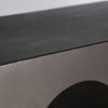 Un primer plano de la Consola en hierro Industrial Rethel, con una parte superior negra y un recorte en forma de arco en su base de color claro, resalta su estilo contemporáneo y su elegante acabado industrial.