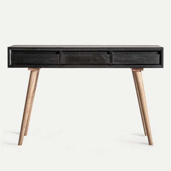 La consola de madera de mindi de Thiers cuenta con una moderna tapa rectangular negra, tres cajones y patas en ángulo fabricadas en madera de mindi.