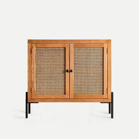 El Aparador en DM y ratán Zetel S, con dos puertas tejidas y patas de metal negro, ofrece un diseño moderno ideal como consola elegante para cualquier espacio.