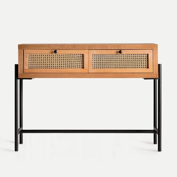 La consola en DM y ratán Zetel, de diseño contemporáneo, con dos cajones de entramado de ratán, tiradores y patas metálicas negras, resalta sobre un fondo claro.