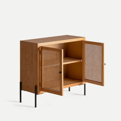 Aparador en DM y ratán Zetel S de diseño moderno, con dos puertas abiertas, dos estantes interiores y patas de metal negro, colocados sobre un fondo claro.