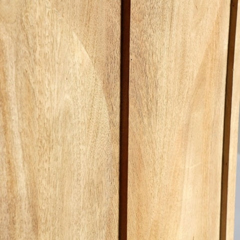 Primer plano de paneles de madera de mango clara con veta visible y estrechos huecos verticales, ideales para decoración moderna o como fondo para el Cuadro decorativo en madera de mango natural (70x100 cm) Blas.