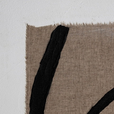 El cuadro decorativo abstracto en lienzo Elysee (90x120 cm) muestra dos líneas negras sobre fondo blanco texturizado y beige, con borde deshilachado, creando un diseño impactante.
