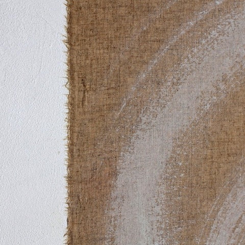 Primer plano de una pared blanca texturizada y una tela marrón rugosa con bordes deshilachados: un toque perfecto para la decoración minimalista o inspiración para el arte contemporáneo como Cuadro en lienzo pino 90x120 cm Gabrielle.