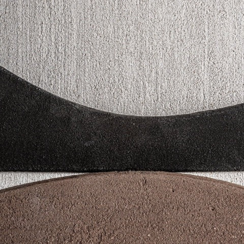El cuadro moderno en DM diseño abstracto Hageng (90x120 cm) presenta una superficie texturizada con formas curvas negras y marrones sobre fondo gris claro, aportando un toque de estilo moderno ideal para la decoración del hogar.