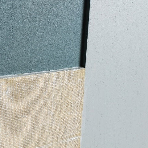 Primer plano de tres materiales (tela beige texturizada, panel verde mate y panel liso gris claro) presentados en Cuadros abstractos en lienzo poliestireno (80x100 cm) Gaston, ideal para inspiración en diseño de interiores moderno.
