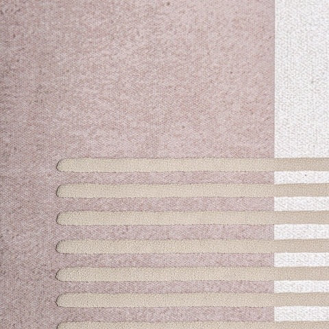 Con una superficie texturizada de color rosado, este Cuadro decorativo lienzo tonos claros (80x100 cm) Jereane muestra una raya blanca vertical a la derecha y líneas beige paralelas en la parte inferior izquierda, creando un diseño geométrico sutil.