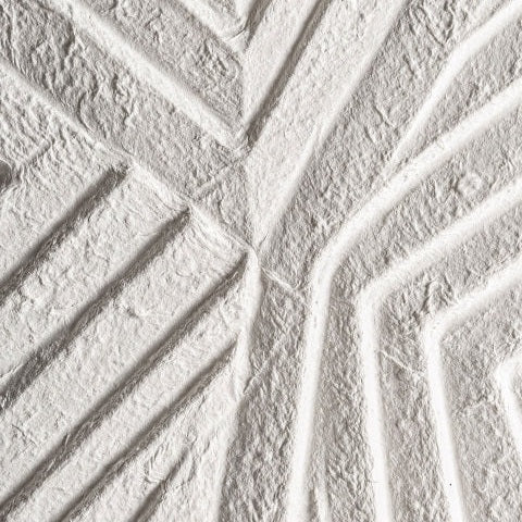 Primer plano del cuadro decorativo en papel maché en relieve Nakal B (65x95 cm) que muestra una superficie blanca texturizada con líneas en relieve en forma de chevron, ideal para un diseño nórdico minimalista.