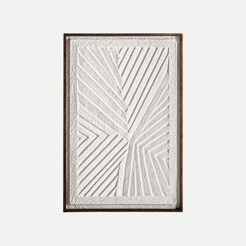 El cuadro decorativo en papel maché relieve (65x95 cm) Nakal B presenta líneas geométricas elevadas sobre fondo blanco, enmarcado en color marrón. Aporta sofisticación y calma con su estilo nórdico minimalista a cualquier ambiente.