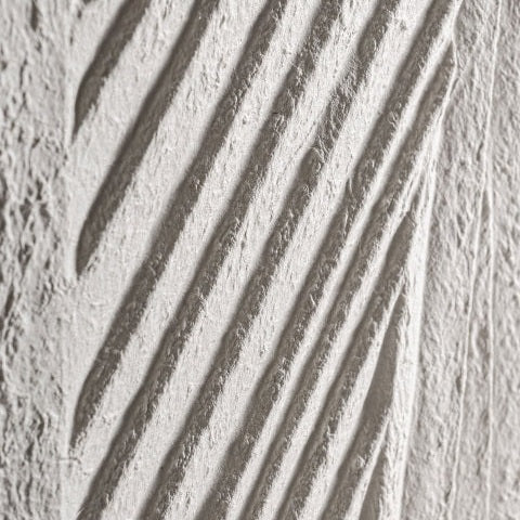 Primer plano del Cuadro arte minimalista en papel maché blanco (65x95 cm) Nakal A, con ranuras diagonales paralelas en color gris claro, ideal para espacios que buscan un toque de diseño minimalista.