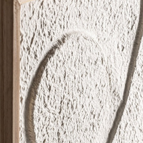 Primer plano de una superficie tallada texturizada de tonos claros con una hendidura ovalada y detalles fibrosos en el "Cuadro minimalista en papel maché con relieve textura (65x95 cm) Parker B".
