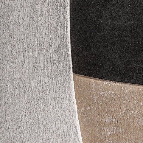 Cuadro abstracto madera tonos marrones Pettenberg (90x120 cm) con panel blanco vertical, zona negra y sección beige curva de textura visible—ideal para decoración de paredes en espacios modernos.