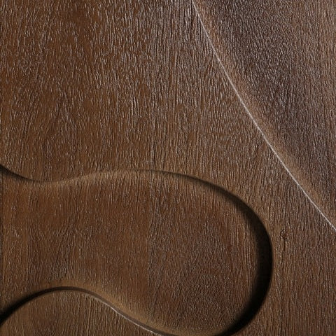 Primer plano del Cuadro decorativo abstracto en madera de mango Suldrup (80x100 cm), que muestra sus tallas suaves y curvas y la textura de veta de madera visible para un efecto artístico y abstracto.