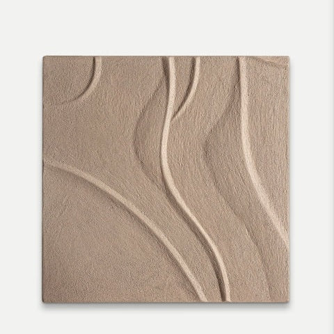 Un cuadrado beige "Cuadro decorativo en DM con relieve" (80x80 cm) de Werle que presenta una superficie de textura sutil con líneas fluidas y curvas y patrones en relieve, perfecto para los amantes del diseño minimalista.