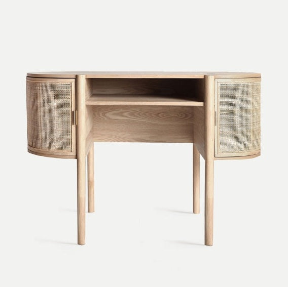 El Escritorio nórdico en madera de mango y ratán Ikla tiene cuatro patas, dos gabinetes laterales con puertas de ratán trenzado y un estante central abierto; Perfecto para estilos minimalistas.
