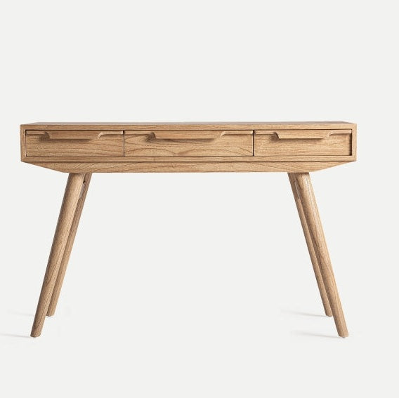 El Escritorio de madera mindi con tres cajones NYRY, de diseño nórdico y patas anguladas, se muestra sobre fondo blanco.