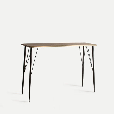 El escritorio en hierro y acabado envejecido Reken destaca por su diseño elegante y funcional, con tapa de madera delgada y cuatro patas negras de metal, presentado sobre un fondo claro y sencillo.