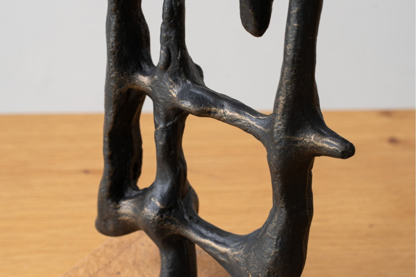 Primer plano de la Escultura en metal y mármol Abstracta N4, con formas irregulares interconectadas sobre una base de mármol, perfecta para decoración exclusiva y añadiendo diseño contemporáneo a cualquier espacio.