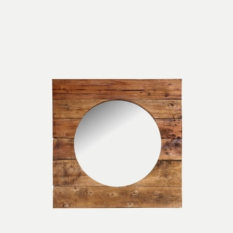 El Espejo cuadrado en madera de Caoba (60x60 cm) Akviran, con su marco de líneas elegantes y espejo circular central, destaca sobre un fondo claro, ideal para una decoración sofisticada.