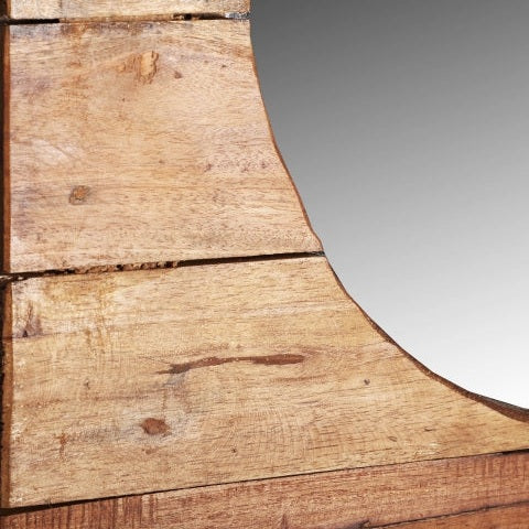 Primer plano del borde curvo del marco de madera de caoba, mostrando su veta y textura naturales junto a un Espejo cuadrado en madera de caoba (60x60 cm) Akviran, ideal para una decoración elegante.