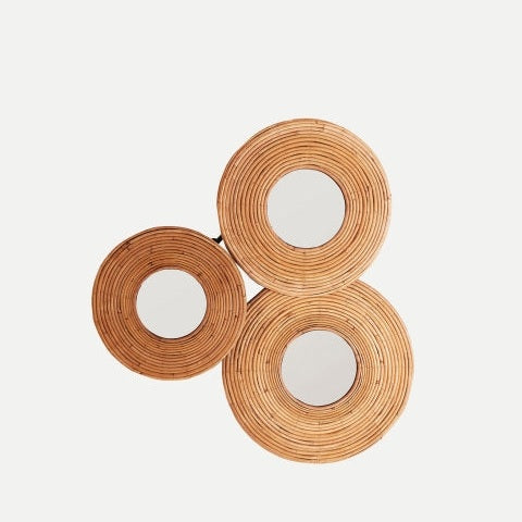 El Espejo circular de bambú eco Asher 3 presenta tres espejos redondos con marcos de ratán tejido, inspirados en el diseño colonial, dispuestos en un grupo sobre un fondo claro y liso.