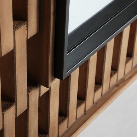 Primer plano del Espejo decorativo en madera (108x186 cm) Grid Busk con marco negro, montado sobre pared de madera con diseño geométrico, combinando estilo moderno e industrial.