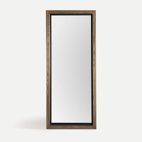 El Espejo de pie en madera de fresno Busk es rectangular, de diseño minimalista y decorativo, apoyado verticalmente sobre un fondo claro y sencillo.