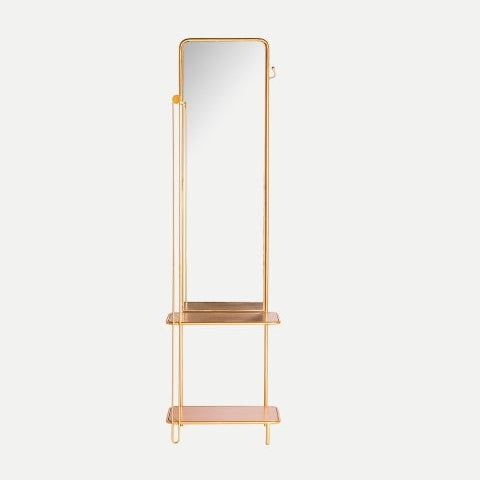 El Espejo de pie en hierro dorado Belitsa es alto, rectangular, con marco dorado, dos estantes de madera y una barra vertical lateral, luciendo un diseño art déco elegante sobre fondo neutro.