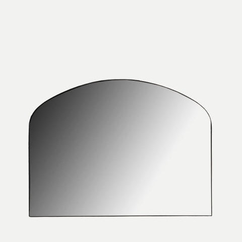 El Espejo de pared en hierro negro Joigny S (100x75 cm) presenta un diseño moderno minimalista, sin marco, con parte superior redondeada y lados y base rectos, ideal para cualquier ambiente contemporáneo.