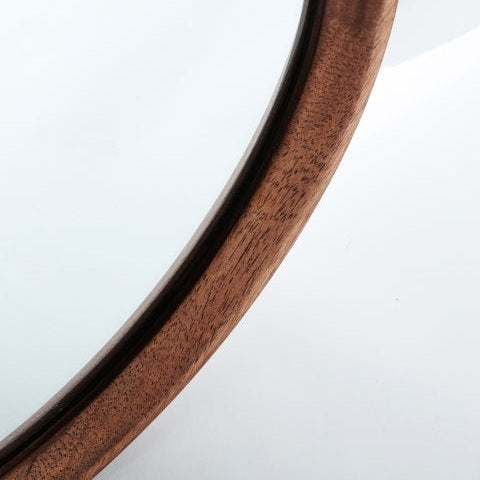 Primer plano del Espejo vertical en madera de caucho (120x43 cm) Lubeca, mostrando su marco de madera curvado hecho de madera de caucho y superficie de vidrio sobre un fondo blanco liso.
