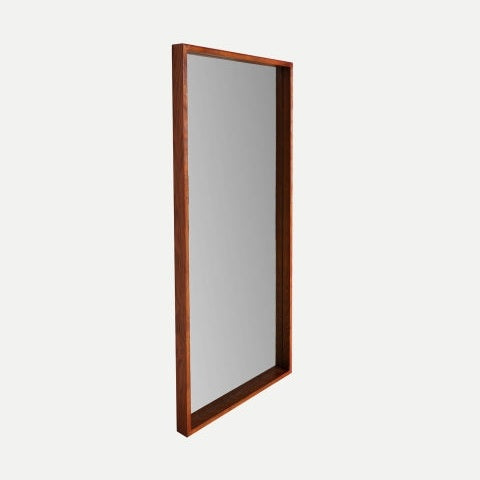 El Espejo en madera DM (51x102 cm) Prunet es un espejo de pared rectangular con marco de madera DM, expuesto en ángulo sobre un fondo blanco liso, ideal para la decoración de interiores.
