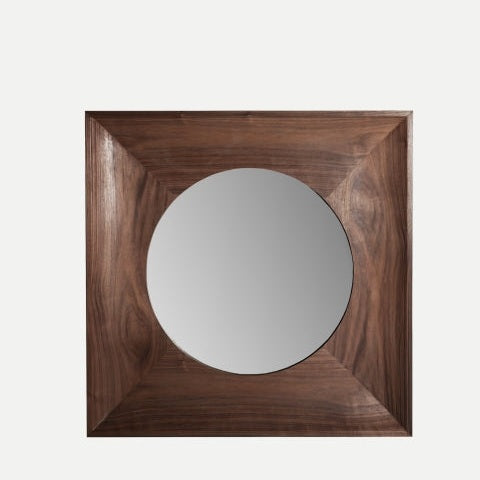 El Espejo cuadrado en nogal (115x115 cm) Siem presenta marco de madera de nogal y superficie circular central, destacando por su sutil y elegante encanto nórdico sobre un fondo claro.
