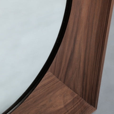 Primer plano de la esquina de un Espejo cuadrado en nogal (115x115 cm) Siem con marco de madera de nogal sobre fondo claro.
